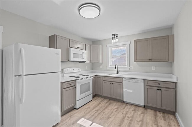 Building Photo - 28 Island Ave