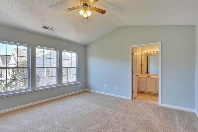 Building Photo - 3 Bedroom Townhome off Pelham Road