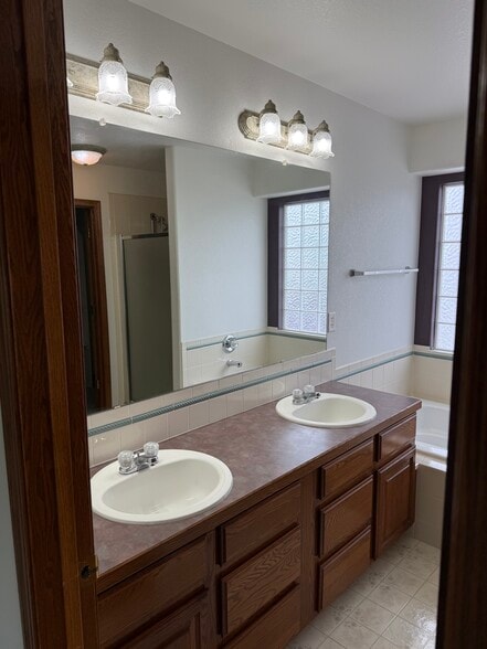 Building Photo - 3011 Ivy Dr