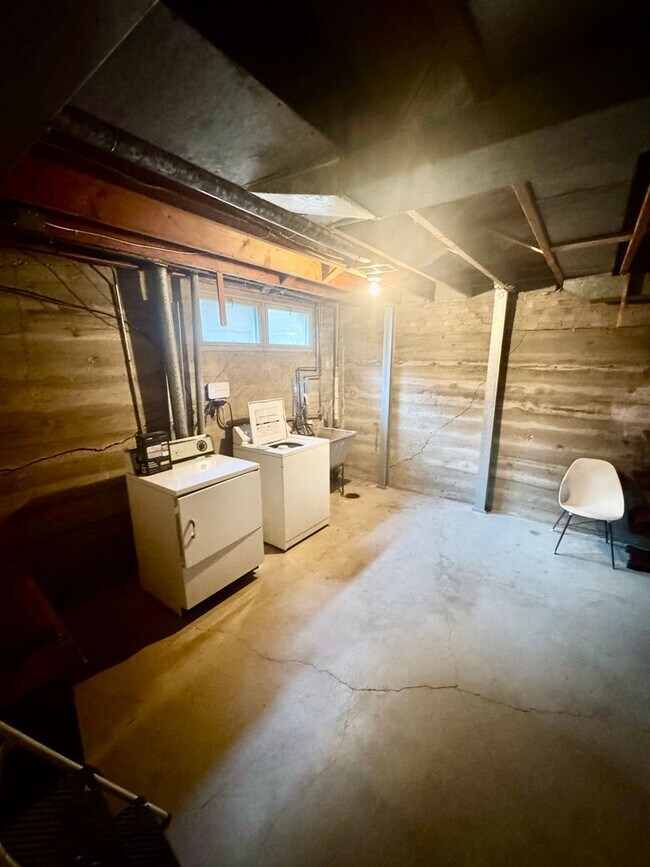 Building Photo - Mid-Mod Wheat Ridge Gem!
