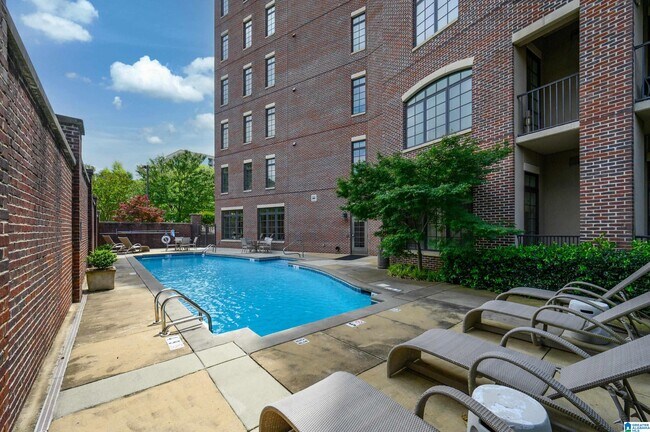 Building Photo - 2600 Highland Ave