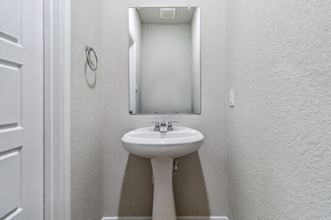 Building Photo - Luxury 3-bedroom, 2.5-bathroom Duplex in Saint Hedwig, TX!