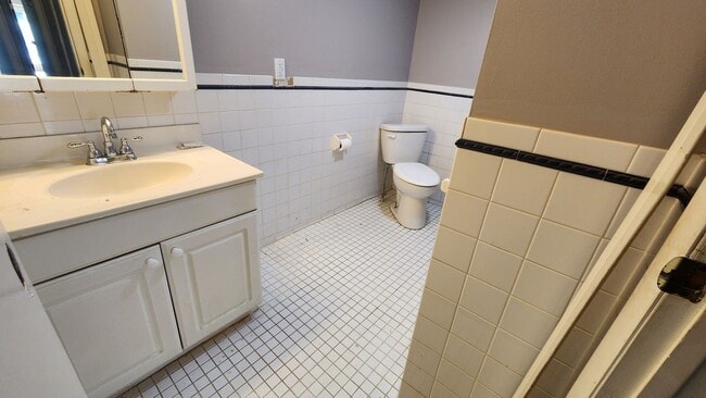 Building Photo - 3 bedroom 1 bathroom