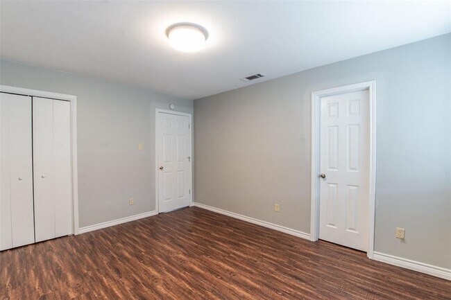 Building Photo - 304 W William Cannon Dr