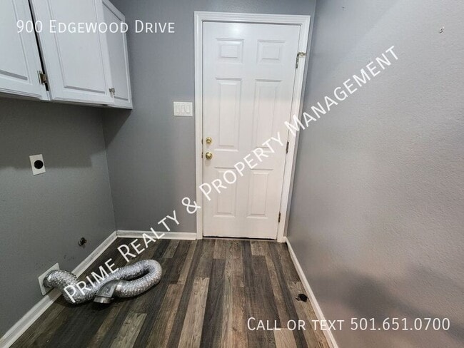 Building Photo - 900 Edgewood Dr