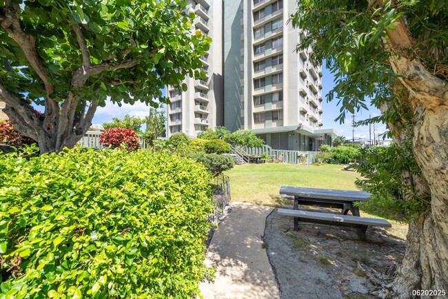 Building Photo - $2400 / 2 BD, 1 BA, 1 parking Condo in Hon...
