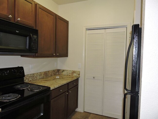 Building Photo - 2BR/2BA Condo in Gated Community - The Res...