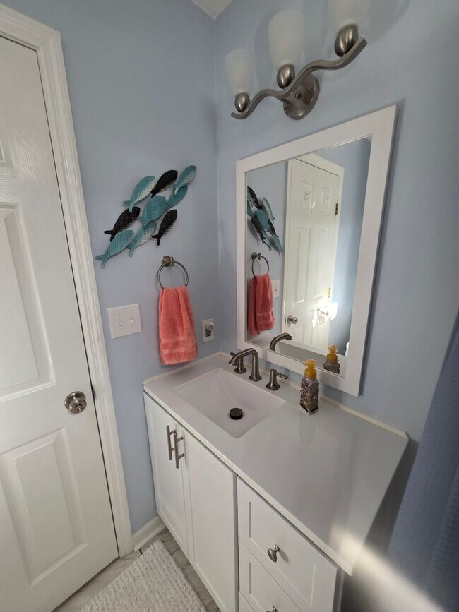 Building Photo - Beautiful 3 bedroom, 2 bath house with one...