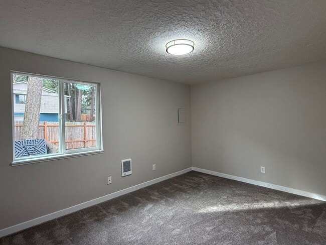 Building Photo - NOW SHOWING - RENOVATED Townhome Style Apartment In Raleigh Hills - See Listing for DETAILS and S...