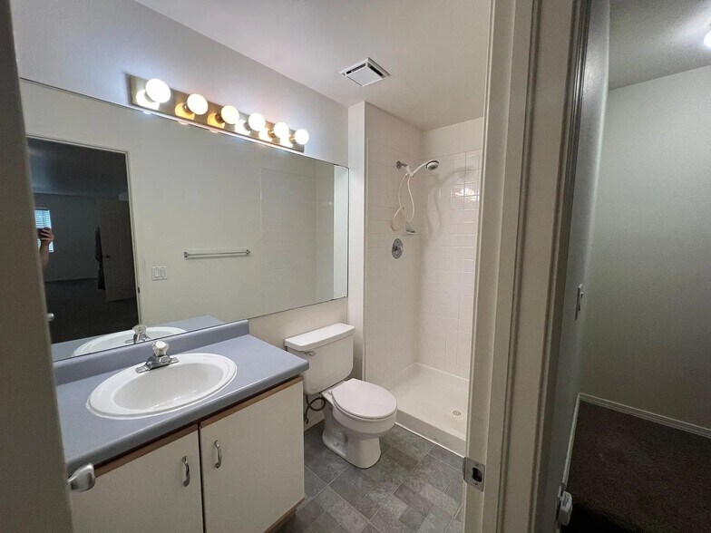 Building Photo - 6170 Colony Cir
