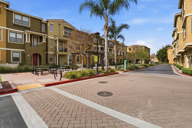 Building Photo - 621 Cinnamon Cir