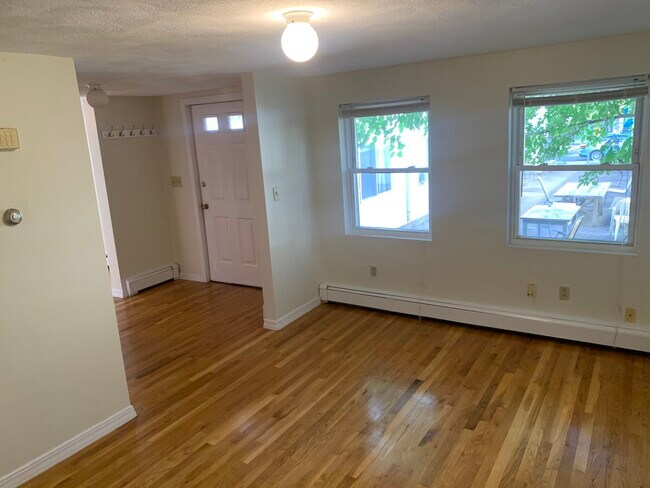 Building Photo - 138 Thorndike St