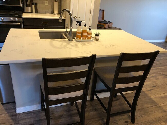 Building Photo - 3bd, 2.5ba 2car West Side Beauty, Built in...