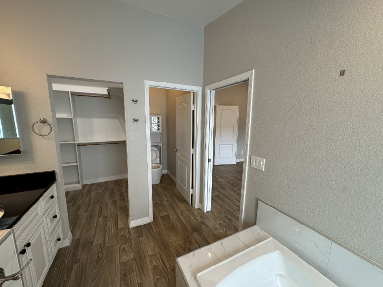 Building Photo - 1558 W 5th St