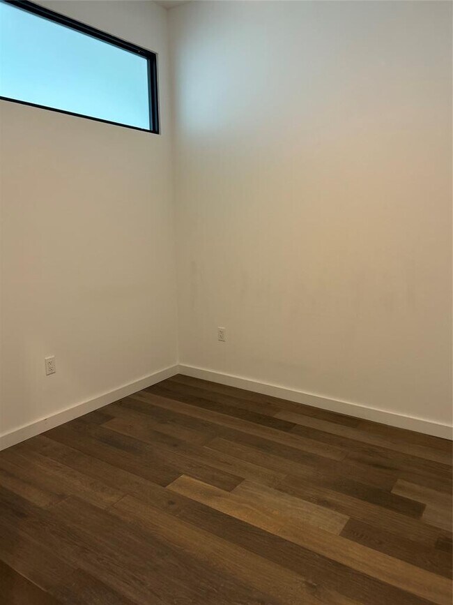 Building Photo - 800 Embassy Dr