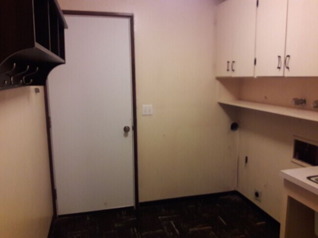 Building Photo - 4 Bedroom 3 Bathroom South Hills home Near...