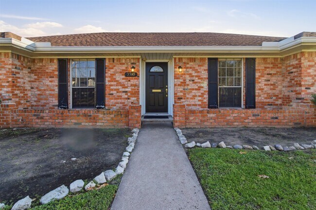 Building Photo - 2310 Droxford Dr