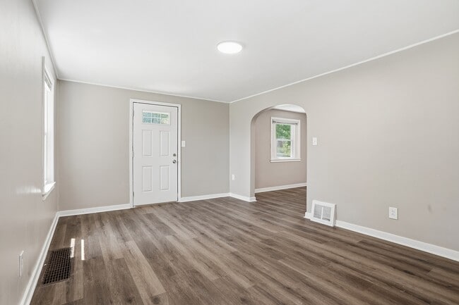 Building Photo - 624 Elm Dr
