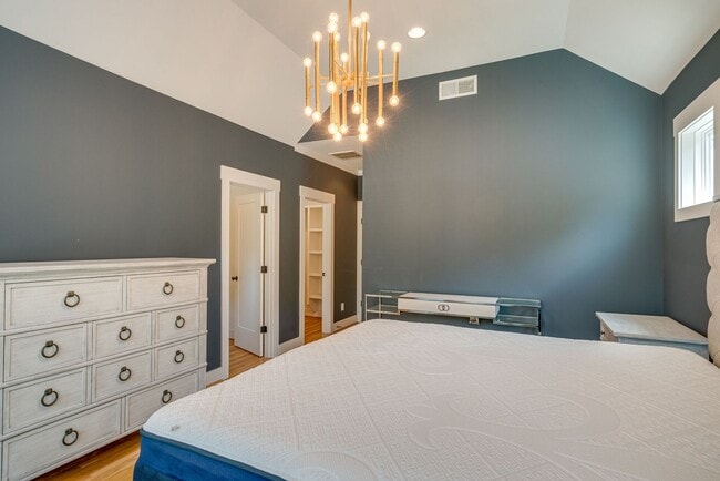 Building Photo - Partially Furnished Beauty