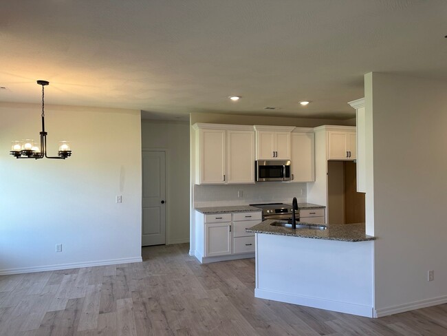 Building Photo - 4 bedroom, 3 car garage, home in Willard S...