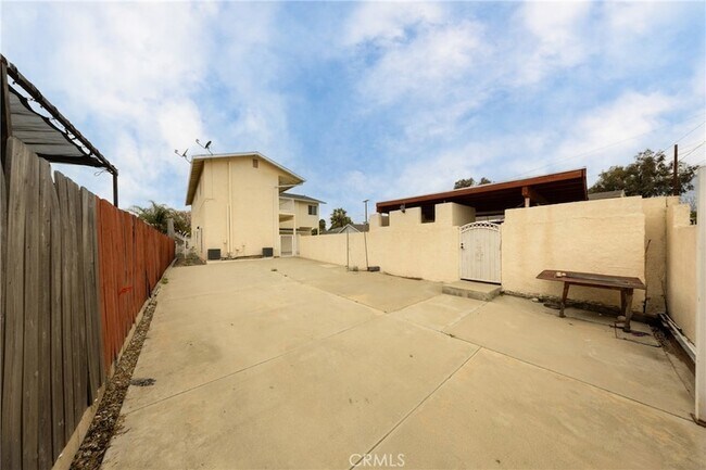 Building Photo - 642 N 6th Ave