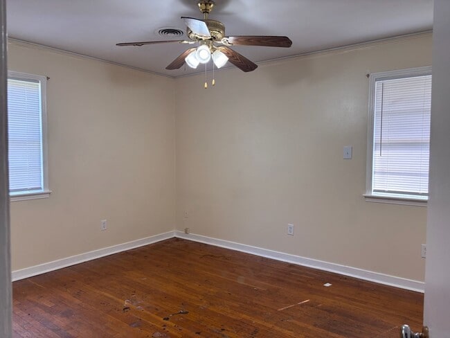 Building Photo - 5650 Brentwood Dr