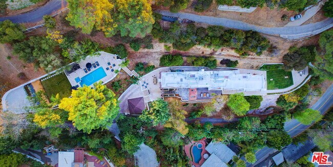 Building Photo - 2570 Nichols Canyon Rd