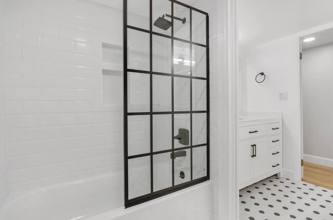 Building Photo - Spacious home for rent -  2.2 miles from t...