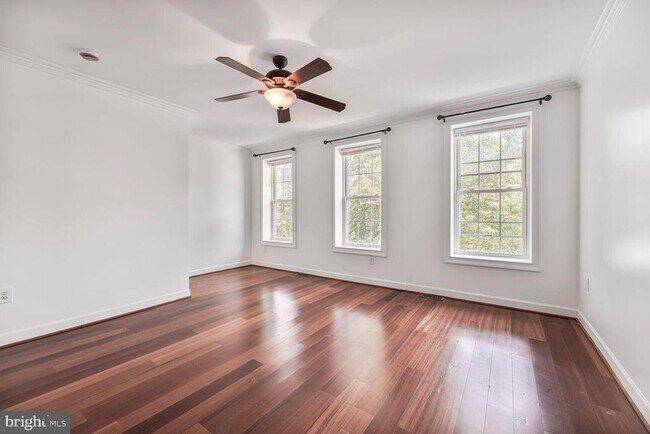 Building Photo - 2433 3rd St NE