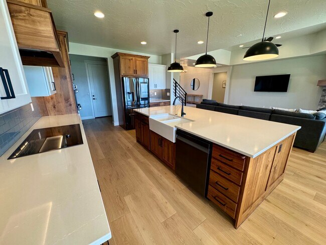 Building Photo - Beautiful Modern 5 Bedroom Furnished Home!!