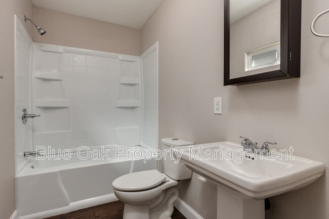 Building Photo - 1507 W 5th St