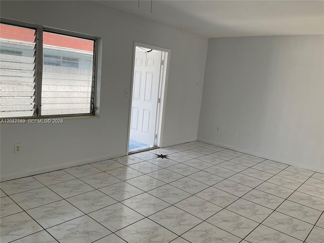 Building Photo - 1420 NE 171 St