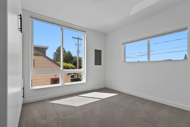 Building Photo - Sweet Ultra-Modern Air-Conditioned West Se...