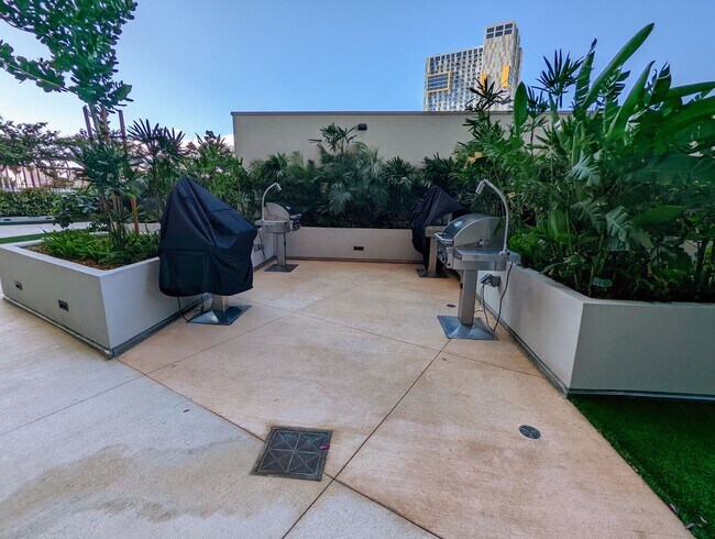 Building Photo - New Fully Furnished High Floor luxurious S...