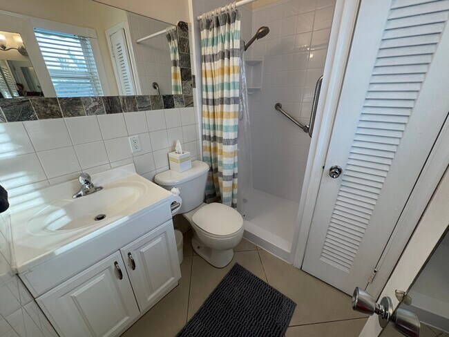 Bathroom in Master (no tub) - 112 S Federal Hwy