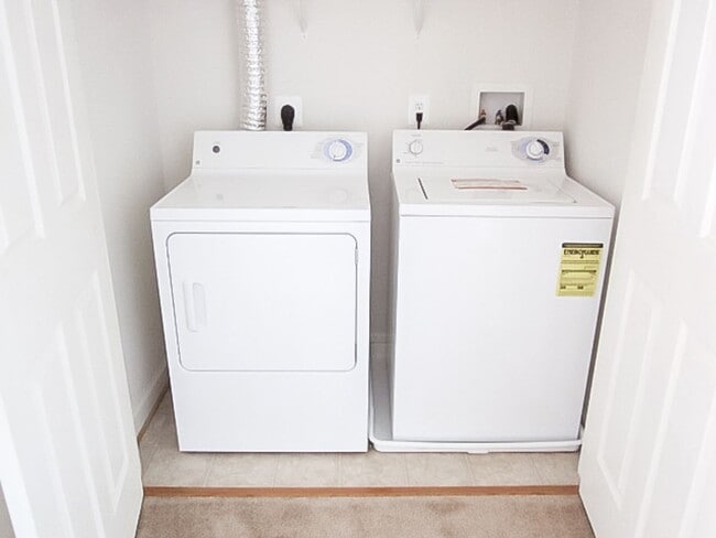 Building Photo - Beautiful 3 Bed 3.5 Bath Interior Townhome In Much Sought After Blooms Mill