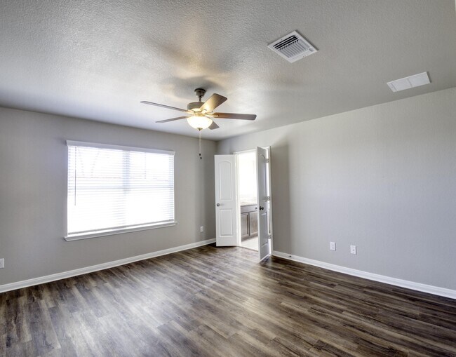 Building Photo - 619 Fallbrook Dr
