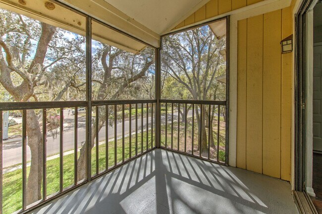 Building Photo - Nice and spacious condo on the 3rd with washer and dryer, near USF and I-75
