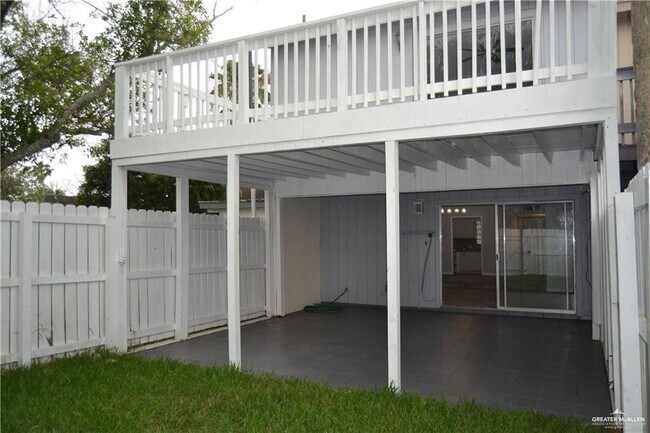 Building Photo - 704 Continental Dr