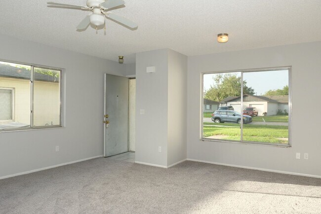 Building Photo - Spacious 2 Bedroom 2 Bath with Garage Avai...