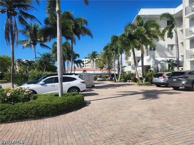 Building Photo - 3000 Gulf Shore Blvd N