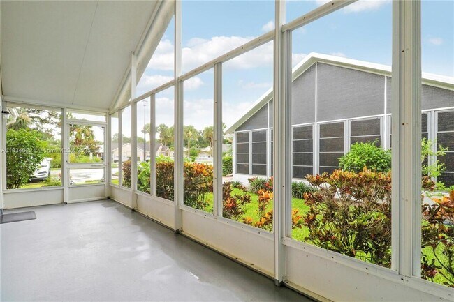 Building Photo - 653 NW San Remo Cir
