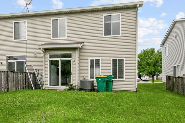 Building Photo - 678 Zachary Dr