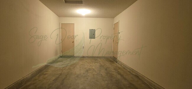 Building Photo - 204 NE Sunshine St