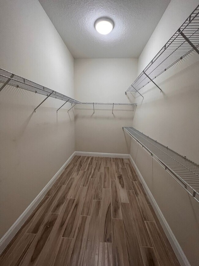 Building Photo - Beautiful 3 Bedroom Townhome in Centra Falls West