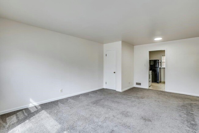 Building Photo - 2-Bedroom, 1 bathroom with 1 bonus room in...