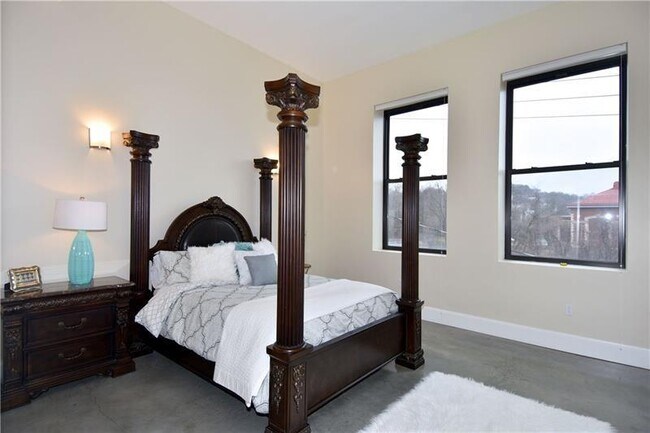 Building Photo - 2301 Mission St