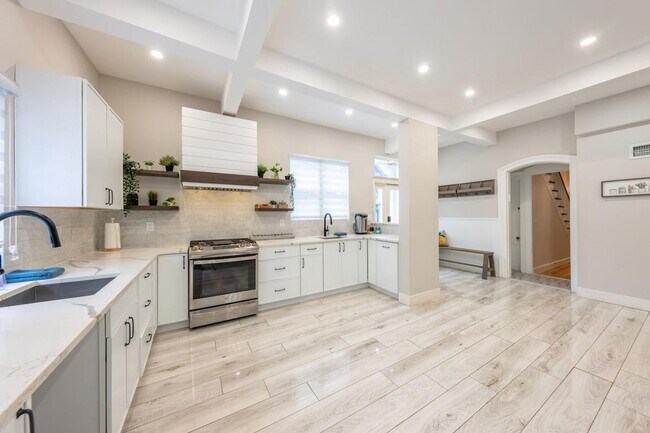 Building Photo - 139 W 4th Ave