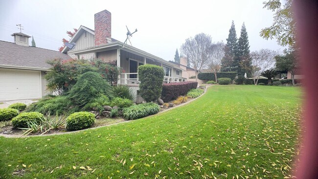 Building Photo - Beautiful Home with Golf course Views