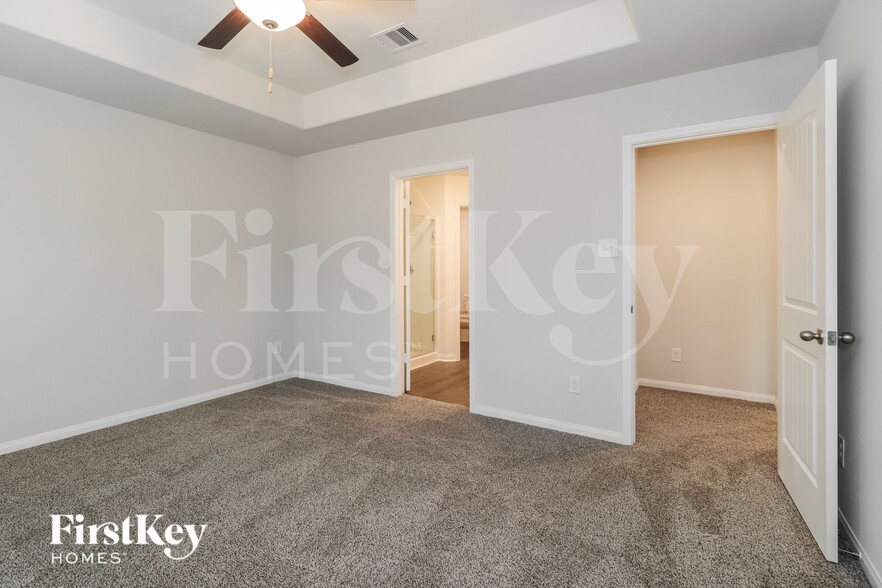 Building Photo - 25621 Roy Rogers Rd